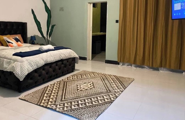 Modern 1 Bedroom apartment near ECL- self catering