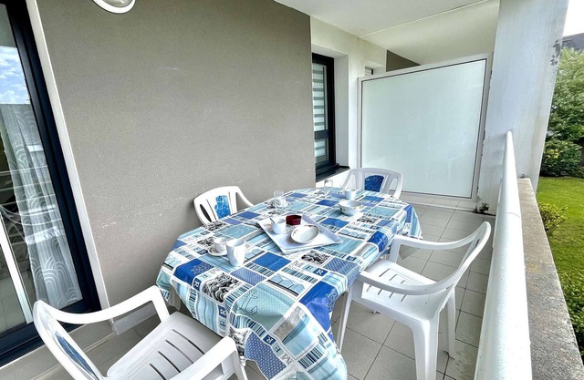 Modern 1-bedroom apartment with large balcony in Étel, near beach