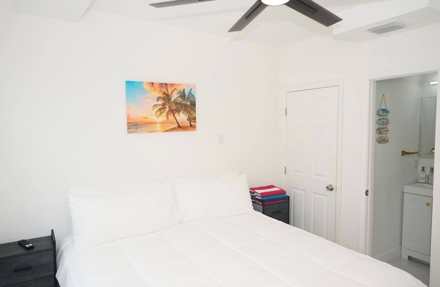 Modern 1 bedroom w/2 beds sleeps 5 beach access!