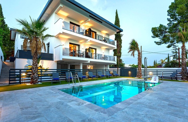 Modern 1BD apartment with terrace, pool & parking. Arruzafa V