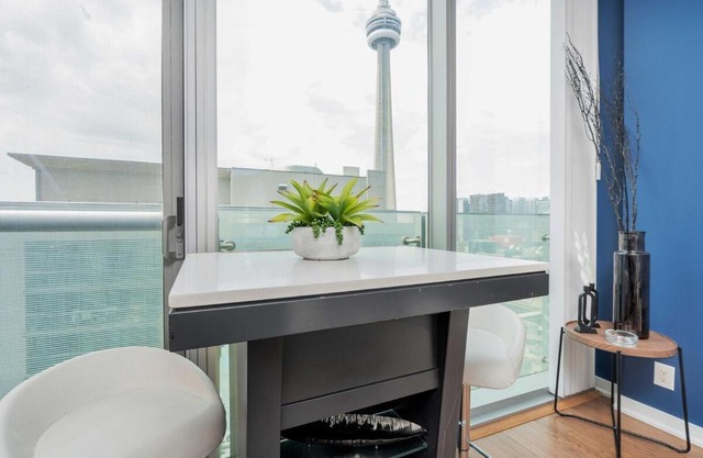 Modern 1BR Condo Stunning Views Maple Leaf Square