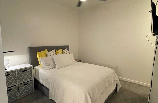 Modern 1BR EaDo Gym, Pilates, Pool & Roof Lounge