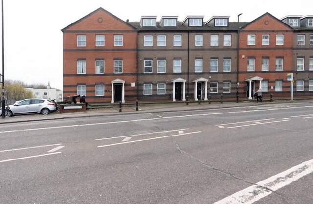 Modern 2-Bed Apartment in City Center|Free Parking & Fast WiFi
