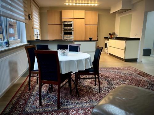 Modern 2-Bed Urban Apartment