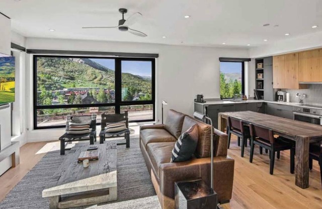 Modern 2 Bedroom Ski In/Out Condo 02