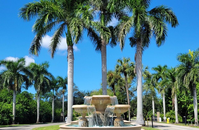 Modern 2 bedroom/2 bath condo with pool, and free golf in delightful Estero.