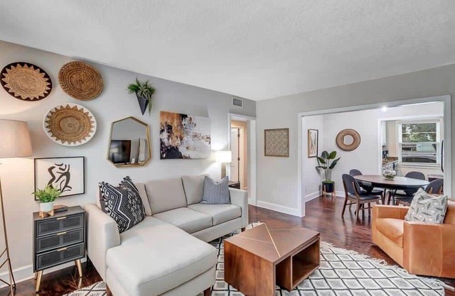 Modern 2 BR Condo - 2 block from San Marco