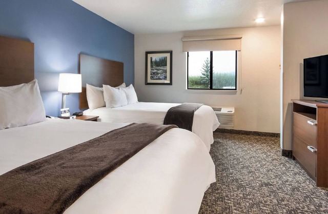 Modern 2 Pet-Friendly Rooms w/Full Kitchen near Pikes Peak