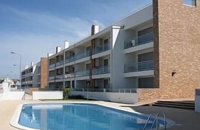 Modern 2 bed apartment with balcony, built in bbq, "FREE WI-FI" & communal pool