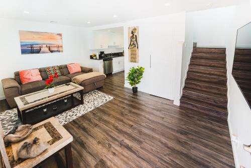 Modern 2 Strory One Bedroom Close to Downtown LA With Parking