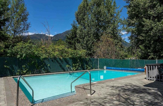 Modern 2 Studio lock-off w/free parking & 5 min walk to the gondola and/or lake