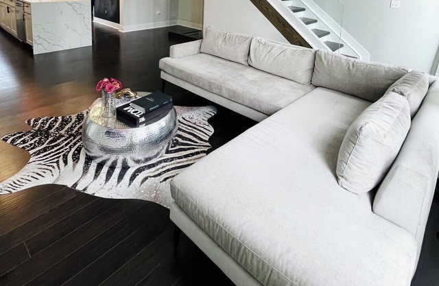 Modern 2bd 2.5bth townhome with comfy beds, chef kitchen & close to everywhere