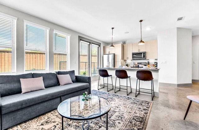 Modern 2BD/2BA Flat Gym & Pool | Heart of Downtown