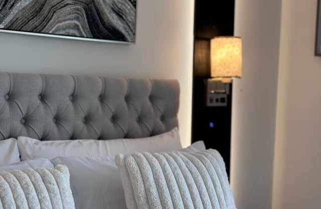 Modern 2BDR with fireplace & and Lounge