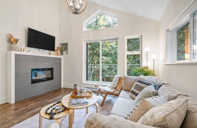 Modern 2BR Creekside Townhome , Patio, Walk to Gondola, Free Parking!