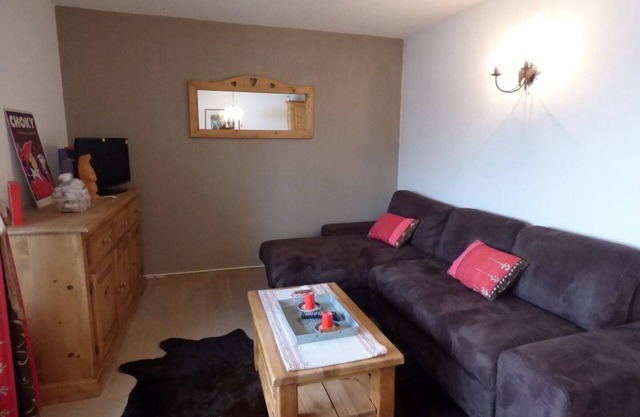 Modern 2BR + Mountain Alcove, 43m², Garage - Sleeps 6, Near Ski Slopes and Shops