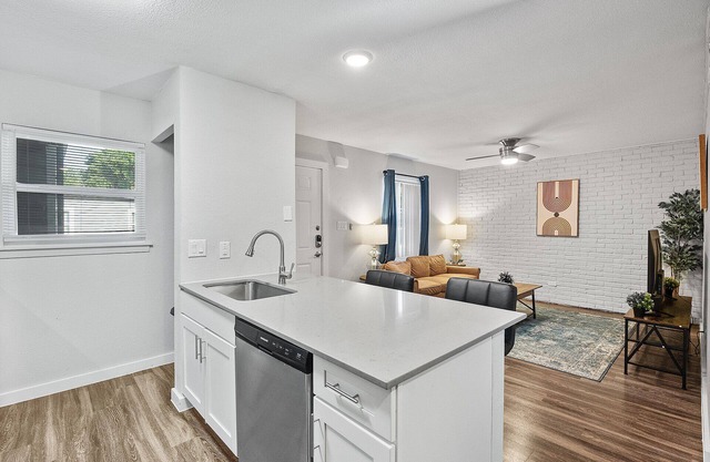 Modern 2BR Near UT | Hyde Park | Evonify 7923