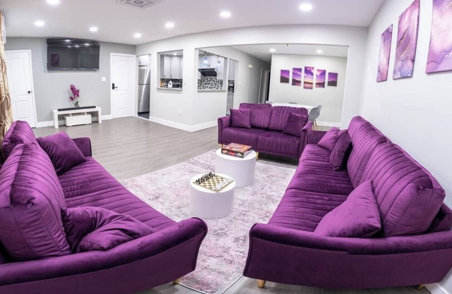 Modern 3 Bed 2 Bath Home With Parking: 2 min LGA, 15 min JFK, 20 min Manhattan