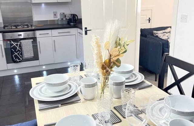 Modern 3 Bed House 10 mins from central Liverpool