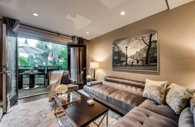 Modern 3-bed loft with pool, courtyard, and prime walkable Dallas location.