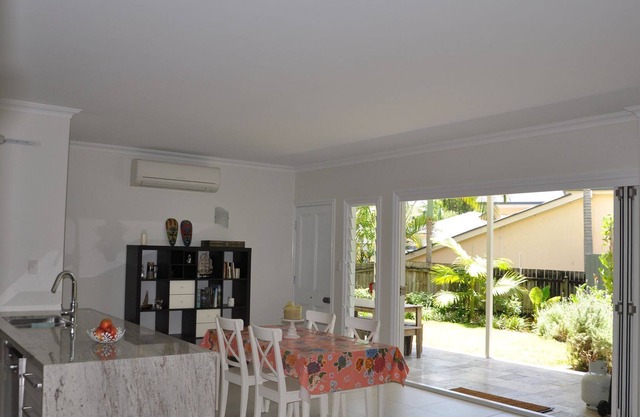 Modern 3 Bedroom Unit, Patio, leafy Yard, Pool.