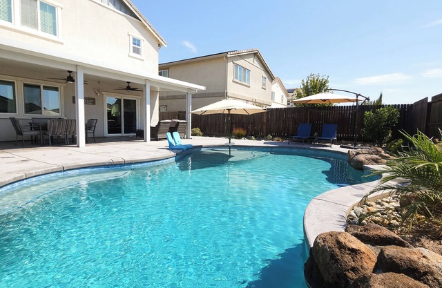 Modern 3-bedroom house w/solar heated saltwater pool + workspace