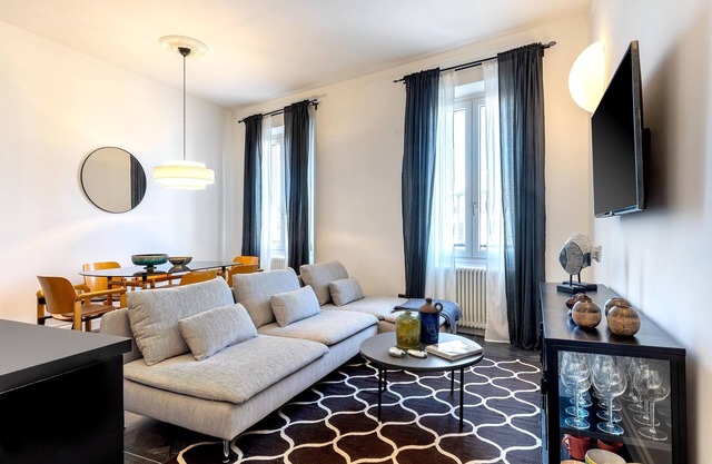 Modern 3BD apartment near centre. Belfiore