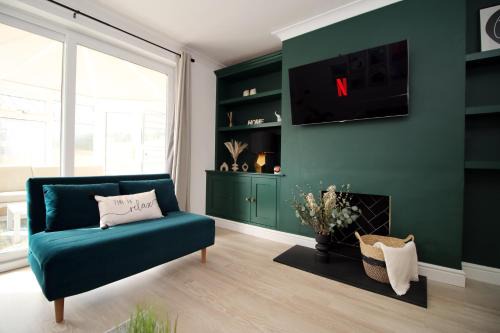 Modern 3BR Bath Home, Sleeps 6, Driveway Parking, Families and Contractors Stay
