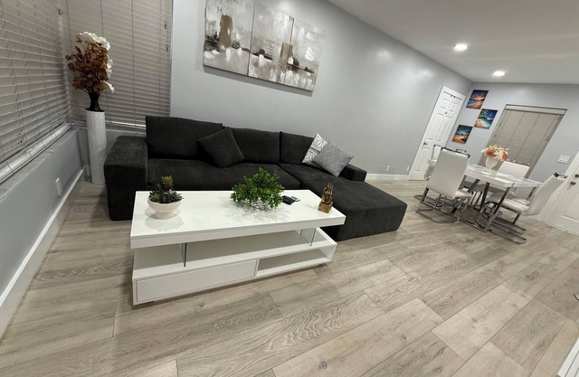 Modern 3BR Oasis close to Beach & Restaurants