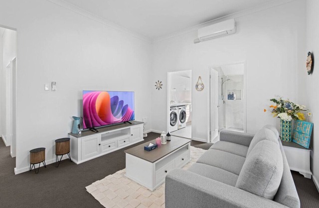 Modern 3BR Retreat | 2 Baths| Near RBWH & Brisbane