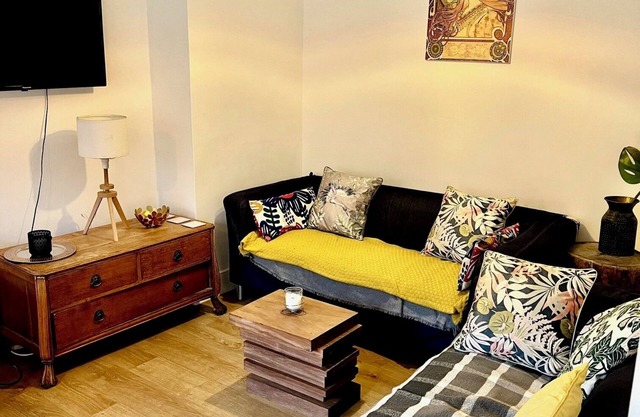 Modern 4 Bed home w/Private Garden in Stratford!