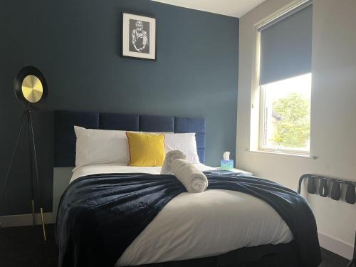 Modern 4-Bed House with Free Parking