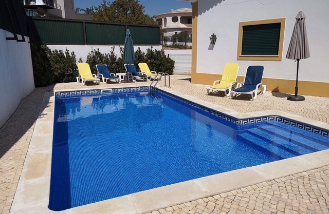 Modern 4 bedroom Villa with private pool, close to beach/town of Armação de Pêra