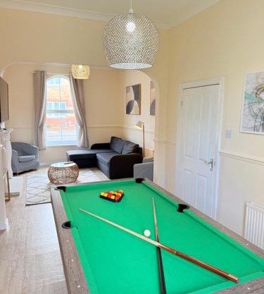 Modern 4 bedroom property 8 beds wifi smart tv games room pool table