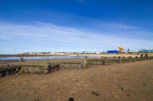 Modern 4 Berth Lodge With Decking At Manor Park In Hunstanton Ref 23024W