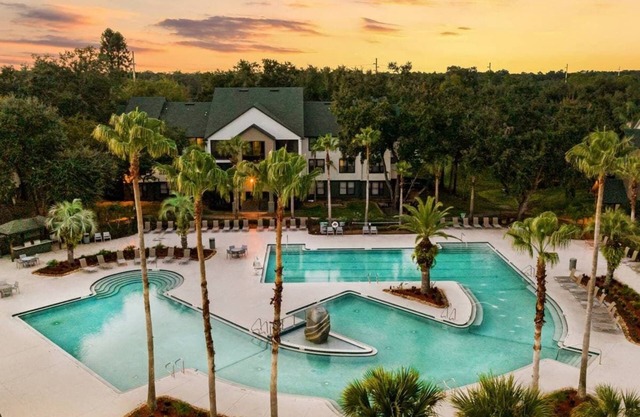 Modern 4BR Condo with Pool & Gym, Long Term Friendly