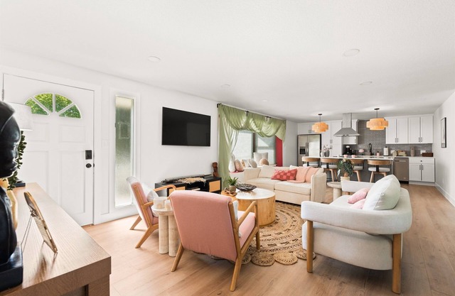 Modern 5BR w/Hot Tub, Shuffleboard & Patio Lounge – Sleeps 16