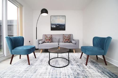 Modern and Cosy 3 Bed House Close to Cardiff City Centre perfect for Family Relocations, Contractors & Groups by Gurkha Stay with Free Parking and Wifi