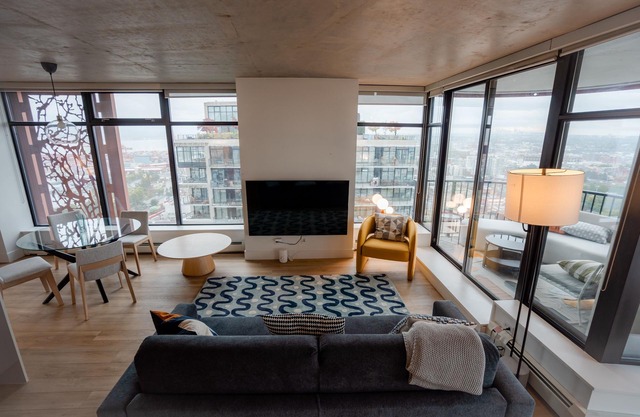 Modern and Spacious Apartment with an amazing view in Gastown. 2 Bedroom 2 Bath