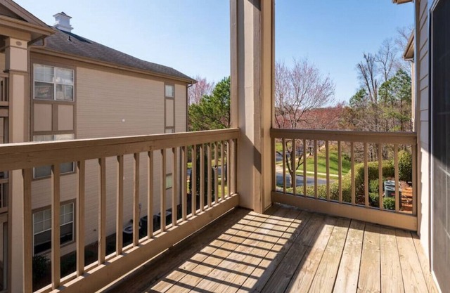 MODERN and SPACIOUS apt in the heart of Raleigh!!