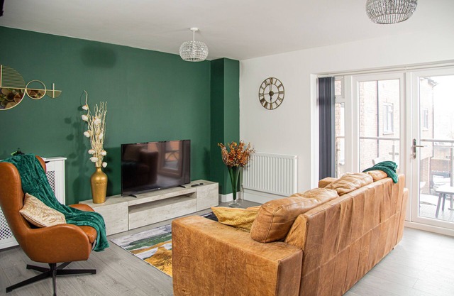 Modern and Stylish 1 Bed Flat. 5mins walk to town centre. Gated secure parking.
