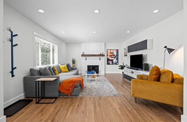 Modern and Updated Home - Grill/Patio/Firepit