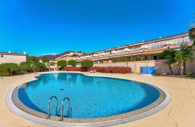 Modern apartment large terrasse bbq 2 pools