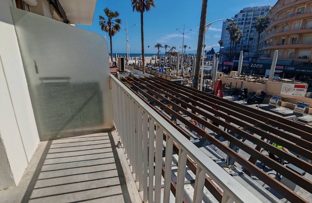 Modern apartment with air conditioning and parking in the heart of Canet Beach