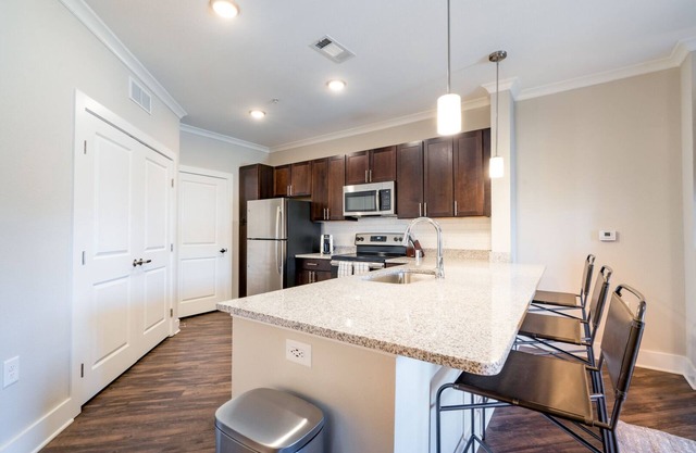 Modern Apartment in Prime Location (ID4063X93)