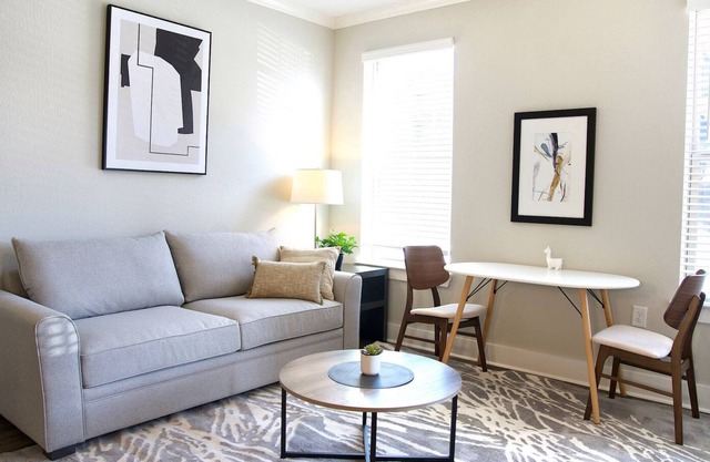 Modern Apartment in Prime Location (ID2045X42)