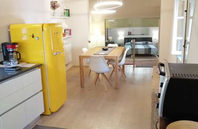 Modern Apartment: City Centre Location, Free Fast Wi-Fi, Air-Cond, Newly Restore