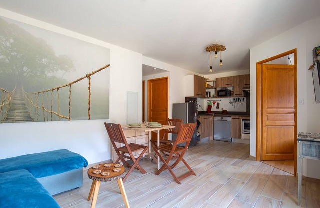 Modern apartment for 4, near SkyVall, free parking