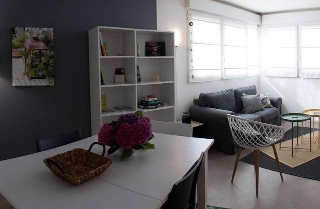 Modern Apartment in Central Orléans – 2 Bedrooms, Parking, Near Attractions