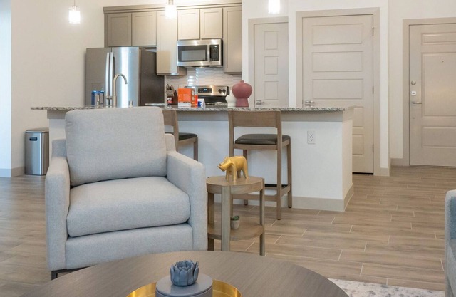 Modern Apartment in Prime Location (ID8372X28)